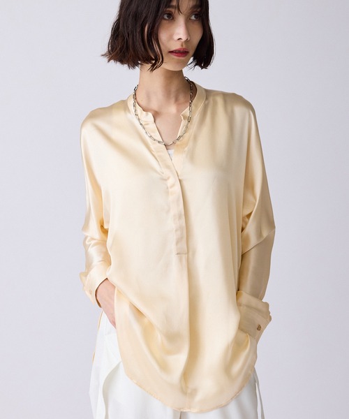c/est(シーエ)の「c/est/シーエ SILK シルクサテン スキッパー ブラウス 秋物 秋服 2026年秋冬(シャツ/ブラウス・レディース・オフホワイト/チャコール・FREE)」の1枚目の写真
