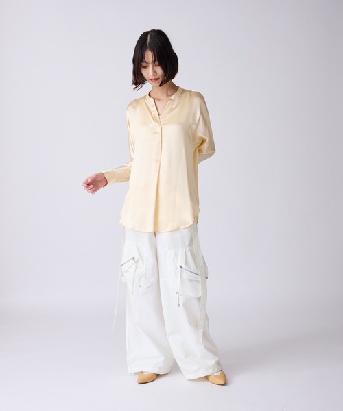 c/est(シーエ)の「c/est/シーエ SILK シルクサテン スキッパー ブラウス 秋物 秋服 2026年秋冬(シャツ/ブラウス・レディース・オフホワイト/チャコール・FREE)」の14枚目の写真