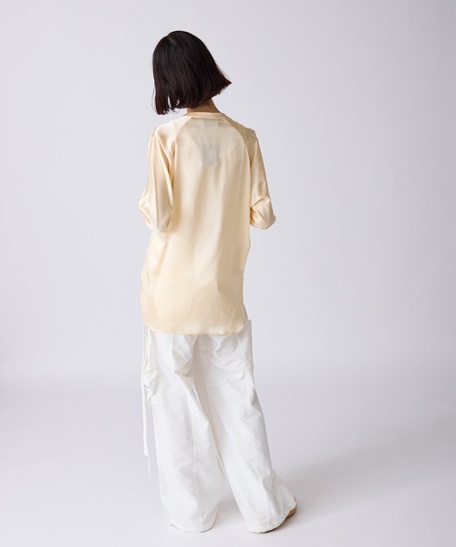 c/est(シーエ)の「c/est/シーエ SILK シルクサテン スキッパー ブラウス 秋物 秋服 2026年秋冬(シャツ/ブラウス・レディース・オフホワイト/チャコール・FREE)」の15枚目の写真
