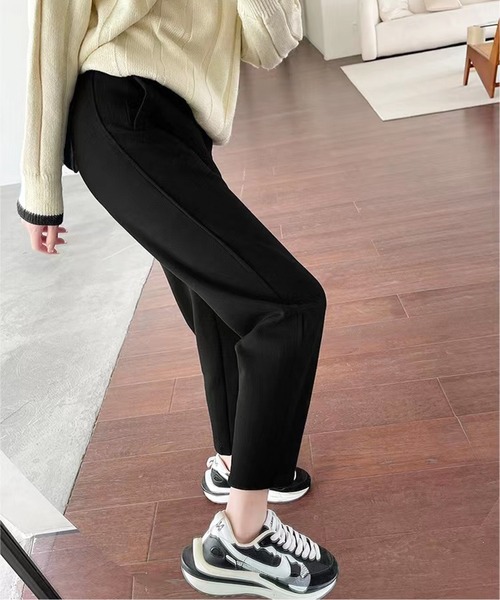 AMAJI(アマジ)の「ハイウエストテーパードパンツ(スラックス・レディース・ブラック/オフホワイト・X-LARGE/LARGE/MEDIUM/SMALL)」の13枚目の写真