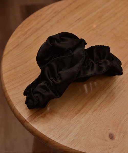 TONE SELECT GOODS（トーンセレクトグッズ）の「【resonance】シンプル サテン フリルデザイン バンスクリップ（バレッタ/ヘアクリップ・レディース・ブラック/ホワイト・FREE）」の2枚目の写真