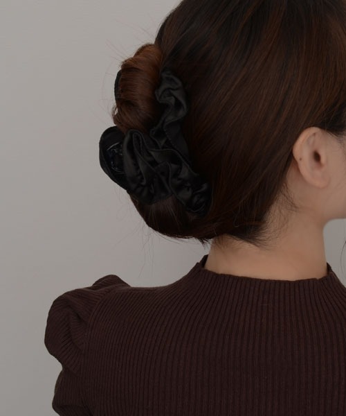 TONE SELECT GOODS（トーンセレクトグッズ）の「【resonance】シンプル サテン フリルデザイン バンスクリップ（バレッタ/ヘアクリップ・レディース・ブラック/ホワイト・FREE）」の5枚目の写真