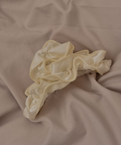 TONE SELECT GOODS（トーンセレクトグッズ）の「【resonance】シンプル サテン フリルデザイン バンスクリップ（バレッタ/ヘアクリップ・レディース・ブラック/ホワイト・FREE）」の3枚目の写真