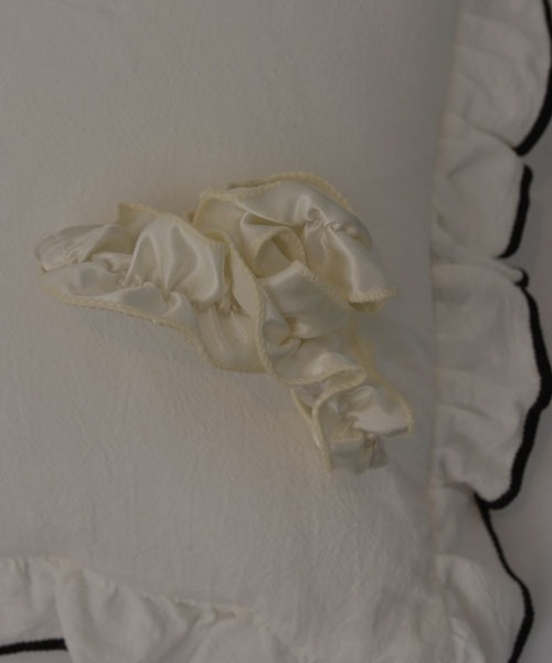 TONE SELECT GOODS（トーンセレクトグッズ）の「【resonance】シンプル サテン フリルデザイン バンスクリップ（バレッタ/ヘアクリップ・レディース・ブラック/ホワイト・FREE）」の4枚目の写真