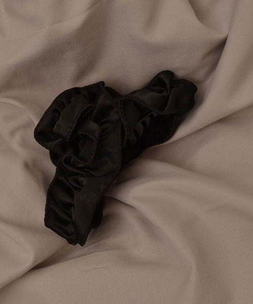 TONE SELECT GOODS（トーンセレクトグッズ）の「【resonance】シンプル サテン フリルデザイン バンスクリップ（バレッタ/ヘアクリップ・レディース・ブラック/ホワイト・FREE）」の6枚目の写真