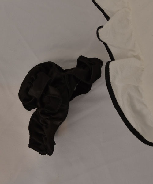 TONE SELECT GOODS（トーンセレクトグッズ）の「【resonance】シンプル サテン フリルデザイン バンスクリップ（バレッタ/ヘアクリップ・レディース・ブラック/ホワイト・FREE）」の7枚目の写真
