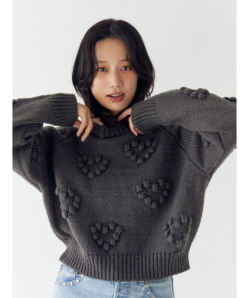 Ungrid（アングリッド）の「【WEB限定】ハートデザインクルーネックニット（ニット/セーター・レディース・オフホワイト/チャコールグレー/レッド/イエロー/ネイビー・FREE）」の3枚目の写真