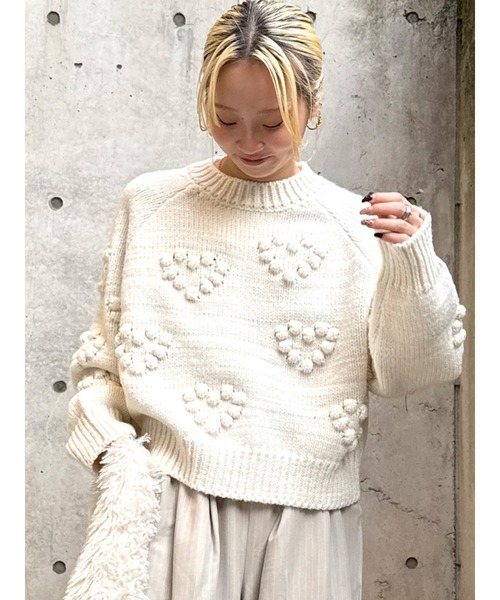 Ungrid（アングリッド）の「【WEB限定】ハートデザインクルーネックニット（ニット/セーター・レディース・オフホワイト/チャコールグレー/レッド/イエロー/ネイビー・FREE）」の2枚目の写真