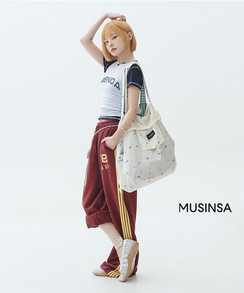 PRENDA（プレンダ）の「SIDE STRIPE WIDE PANTS BURGUNDY（スウェットパンツ・レディース・その他・X-SMALL/SMALL/MEDIUM）」の2枚目の写真