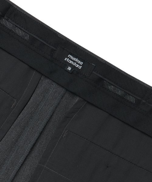 MUSINSA STANDARD（ムシンサスタンダード）の「軽量リラックステーパード隠しバンディングクロップドスラックス[ミディアムグレー]（スラックス・メンズ・その他・42/26/27/28）」の7枚目の写真