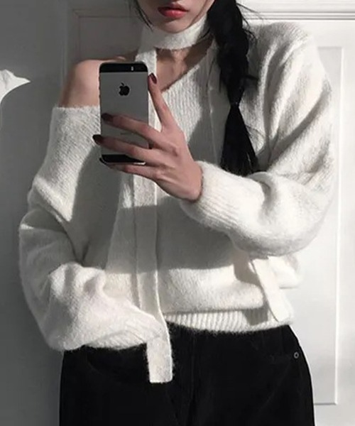GLAMOROUS JANE(グラマラスジェーン)の「チョーカーリボン付Vネックショート丈ニットトップス(ニット/セーター・レディース・グレー/ホワイト/ブラック・FREE)」の2枚目の写真