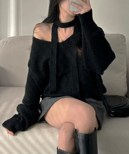 GLAMOROUS JANE(グラマラスジェーン)の「チョーカーリボン付Vネックショート丈ニットトップス(ニット/セーター・レディース・グレー/ホワイト/ブラック・FREE)」の1枚目の写真