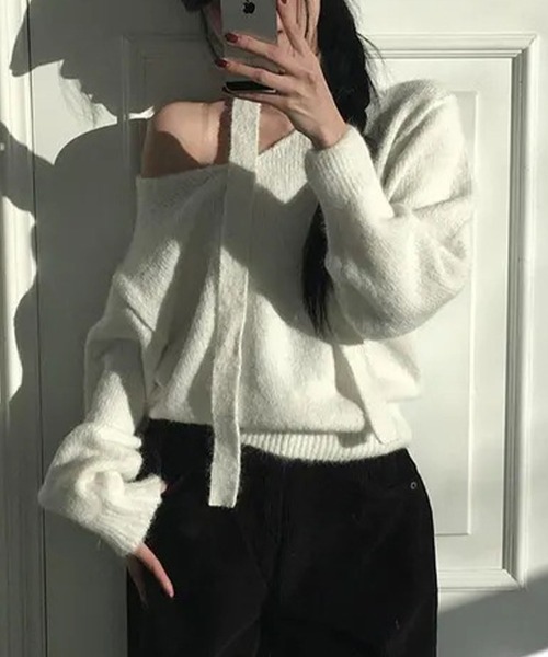 GLAMOROUS JANE(グラマラスジェーン)の「チョーカーリボン付Vネックショート丈ニットトップス(ニット/セーター・レディース・グレー/ホワイト/ブラック・FREE)」の4枚目の写真