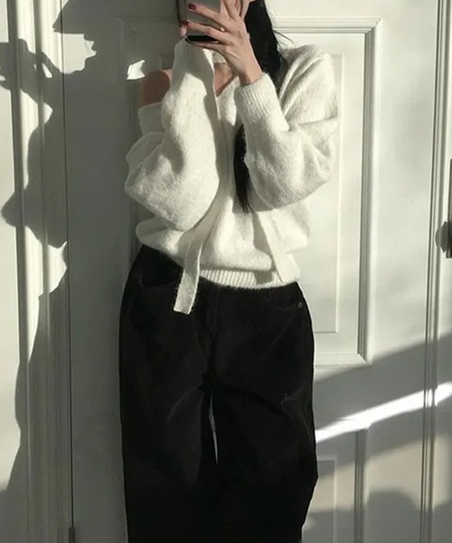 GLAMOROUS JANE(グラマラスジェーン)の「チョーカーリボン付Vネックショート丈ニットトップス(ニット/セーター・レディース・グレー/ホワイト/ブラック・FREE)」の5枚目の写真