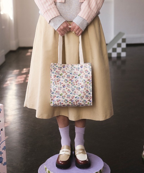 Cath Kidston(キャスキッドソン)の「ミディアム ブックバック Marble Ditsy(トートバッグ・レディース・その他・FREE)」の3枚目の写真
