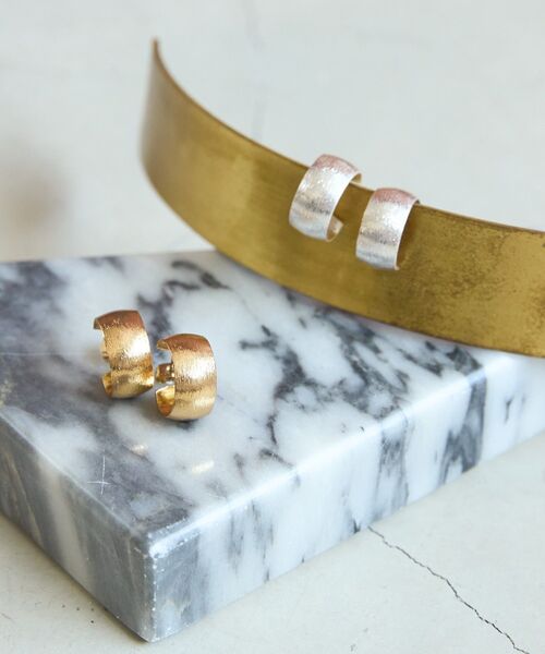 AMERICAN HOLIC(アメリカンホリック)の「ヘアラインフープピアス(ピアス(両耳用)・レディース・シルバー/ゴールド・FREE)」の4枚目の写真