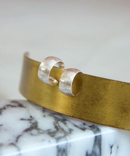 AMERICAN HOLIC(アメリカンホリック)の「ヘアラインフープピアス(ピアス(両耳用)・レディース・シルバー/ゴールド・FREE)」の6枚目の写真