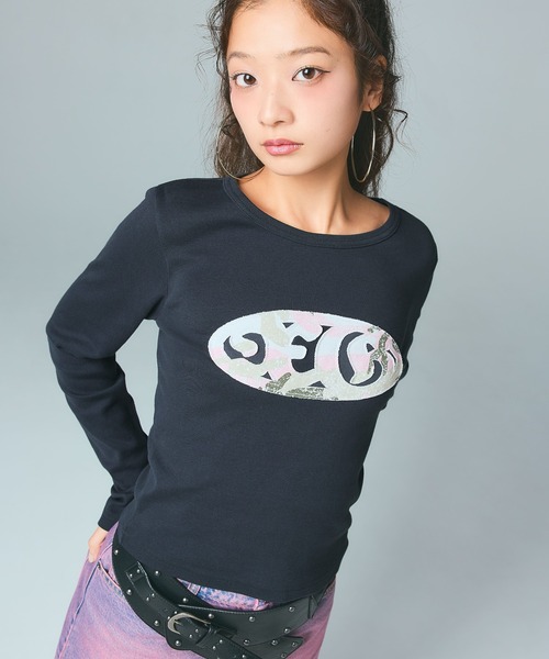 X-girl(エックスガール)の「OVAL LOGO PATCH L/S COMPACT TOP(Tシャツ/カットソー・レディース・ホワイト/カモフラージュ/チャコール・S/M)」の1枚目の写真