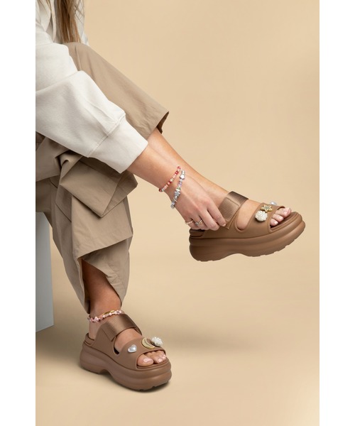 crocs(クロックス)の「クロックス ソーホー ツー ストラップ サンダル / crocs Soho Two Strap Sandal(サンダル・レディース・ブラック/ブラウン・25cm/22cm/24cm/27cm/23cm/26cm/21cm)」の2枚目の写真