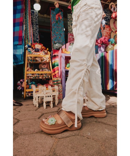 crocs(クロックス)の「クロックス ソーホー ツー ストラップ サンダル / crocs Soho Two Strap Sandal(サンダル・レディース・ブラック/ブラウン・25cm/22cm/24cm/27cm/23cm/26cm/21cm)」の6枚目の写真