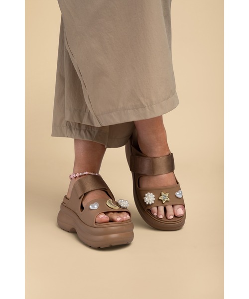 crocs(クロックス)の「クロックス ソーホー ツー ストラップ サンダル / crocs Soho Two Strap Sandal(サンダル・レディース・ブラック/ブラウン・25cm/22cm/24cm/27cm/23cm/26cm/21cm)」の9枚目の写真