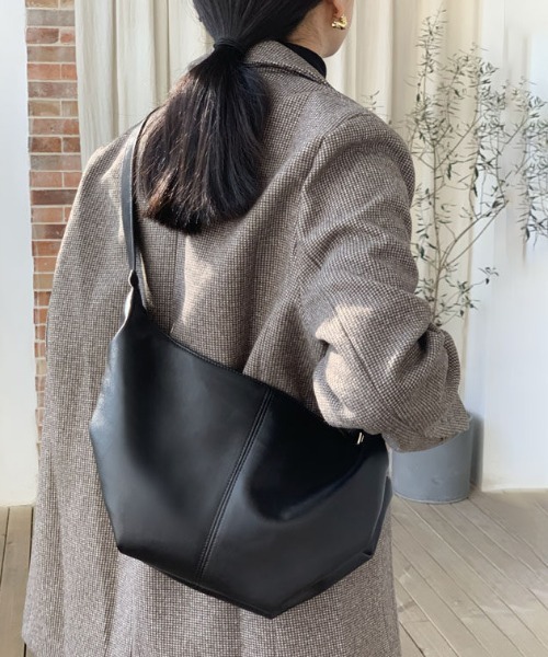 FREE STYLISTS(フリー スタイリスト)の「Y2K ハーフムーンクロスボディバッグ 大容量バッグ ショルダーバッグ&斜め掛けバッグ デイリー&通勤用(ショルダーバッグ・レディース・ブラック・FREE)」の1枚目の写真