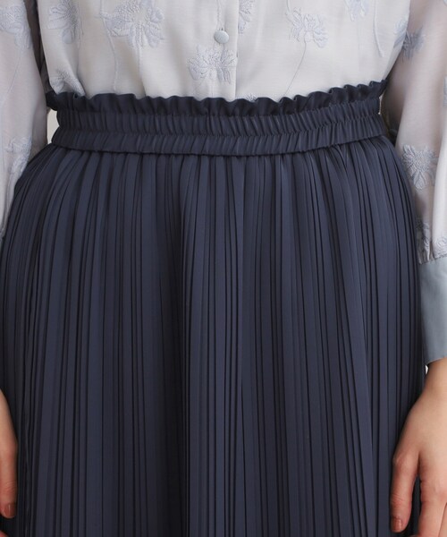 LAURA ASHLEY（ローラアシュレイ）の「【定番人気！洗える／ウエストゴム仕様】ソフトサテンプリーツスカート（スカート・レディース・ピンク系/ネイビー/ゴールド・38/40）」の4枚目の写真