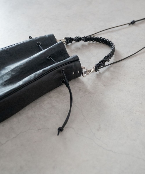 Senti(センティ)の「Dyneema Leather MEDICINE BAG L+HAND STRAP / ダイニーマレザー メディスンバッグ L+ハンドストラップ(ショルダーバッグ・メンズ・ブラック系その他/ブラック・FREE)」の7枚目の写真