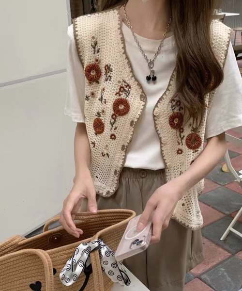 SHOUYO(ショウヨウ)の「フラワー刺繍 クロシェ編み ニットベスト(ベスト・レディース・ネイビー/ベージュ・M)」の6枚目の写真