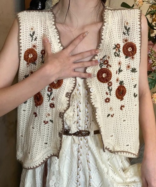 SHOUYO(ショウヨウ)の「フラワー刺繍 クロシェ編み ニットベスト(ベスト・レディース・ネイビー/ベージュ・M)」の11枚目の写真