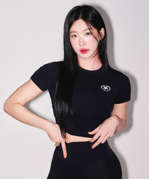 W QUICK DRY EMBLEM SEMI CROP T-SHIRTS [BLACK]