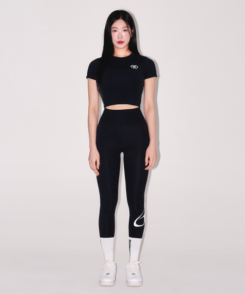 BORN TO WIN（ボーントゥウィン）の「W QUICK DRY EMBLEM SEMI CROP T-SHIRTS [BLACK]（Tシャツ/カットソー・レディース・その他・1/2）」の6枚目の写真