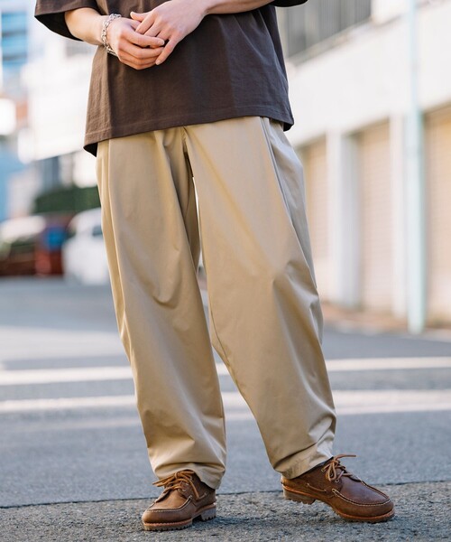 FREAK'S STORE(フリークスストア)の「限定展開 Easy Care Fabric ワイドシルエット ポリチノクロス ダブルタック スラックス/吸水速乾/UVカット(スラックス・メンズ・チャコールグレー/ブラック/ベージュ/ネイビー/オリーブ・SMALL/MEDIUM/LARGE)」の3枚目の写真