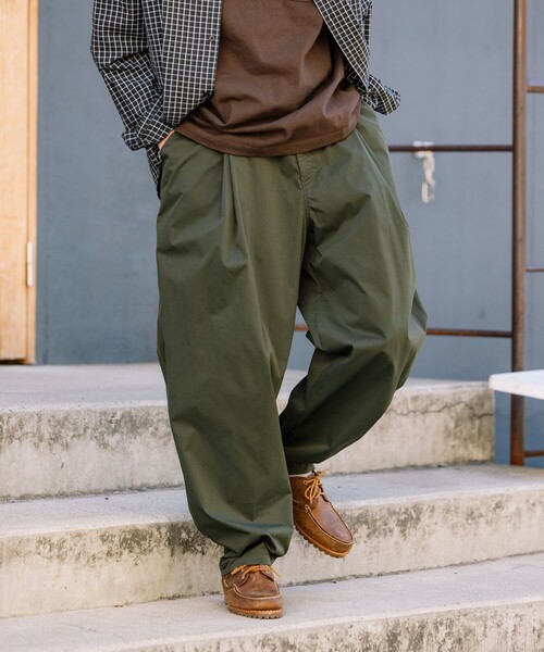 FREAK'S STORE(フリークスストア)の「限定展開 Easy Care Fabric ワイドシルエット ポリチノクロス ダブルタック スラックス/吸水速乾/UVカット(スラックス・メンズ・チャコールグレー/ブラック/ベージュ/ネイビー/オリーブ・SMALL/MEDIUM/LARGE)」の4枚目の写真