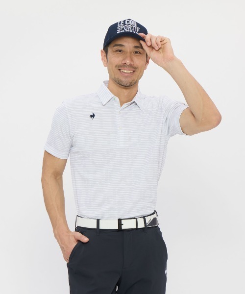 le coq sportif GOLF(ルコックスポルティフゴルフ)の「【le coq sportif GOLF】吸汗速乾/高通気/UV CUT(UPF50+)/遮熱/ストレッチ グラフィックロゴボーダー柄半袖ポロシャツ ゴルフウェア(ポロシャツ・メンズ・ネイビー/グレー/サックスブルー・3L/XL/L/M)」の1枚目の写真