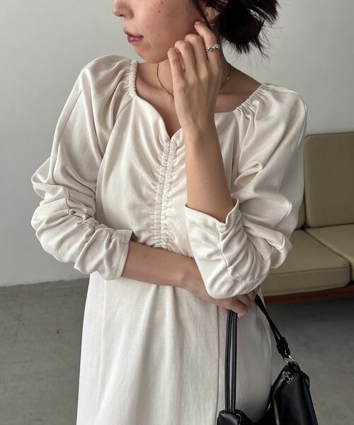 CAPRICIEUX LE'MAGE（カプリシューレマージュ）の「【低身長サイズあり】ウェーブネックギャザーワンピース（ワンピース・レディース・ホワイト系その他/ブラック・FREE/PS）」の3枚目の写真