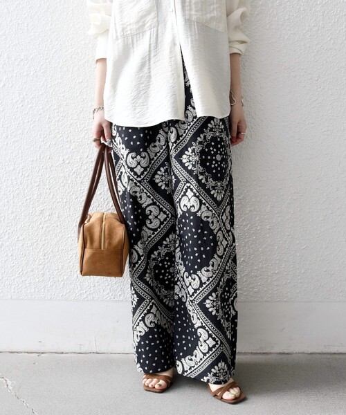 SHIPS any(シップス エニィ)の「SHIPS any:〈洗濯機可能〉バンダナ プリント イージー ワイド パンツ(デニムパンツ・レディース・ブラック/ブルー・ONE SIZE)」の2枚目の写真