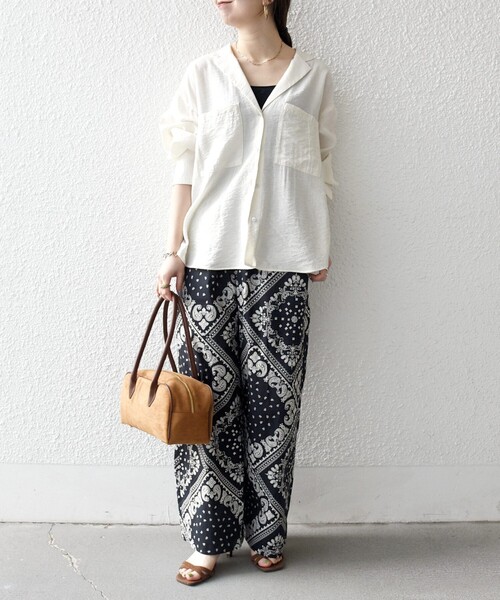 SHIPS any(シップス エニィ)の「SHIPS any:〈洗濯機可能〉バンダナ プリント イージー ワイド パンツ(デニムパンツ・レディース・ブラック/ブルー・ONE SIZE)」の3枚目の写真