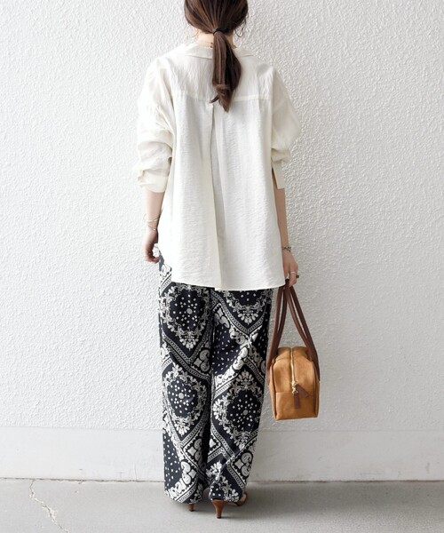 SHIPS any(シップス エニィ)の「SHIPS any:〈洗濯機可能〉バンダナ プリント イージー ワイド パンツ(デニムパンツ・レディース・ブラック/ブルー・ONE SIZE)」の4枚目の写真