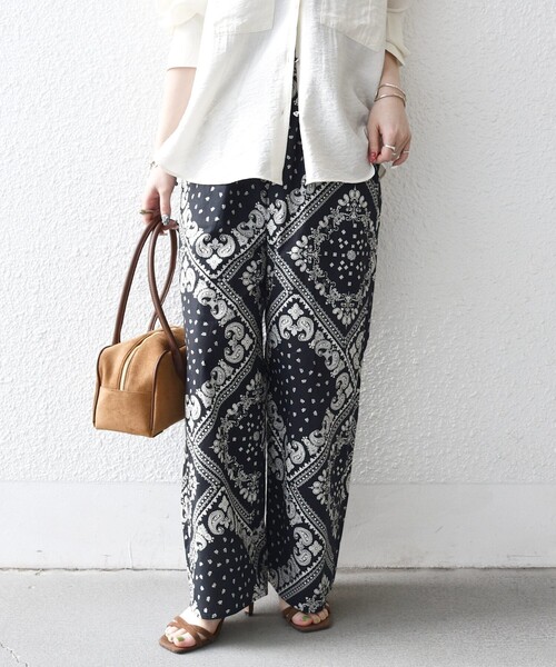 SHIPS any(シップス エニィ)の「SHIPS any:〈洗濯機可能〉バンダナ プリント イージー ワイド パンツ(デニムパンツ・レディース・ブラック/ブルー・ONE SIZE)」の5枚目の写真