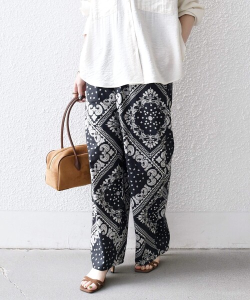 SHIPS any(シップス エニィ)の「SHIPS any:〈洗濯機可能〉バンダナ プリント イージー ワイド パンツ(デニムパンツ・レディース・ブラック/ブルー・ONE SIZE)」の6枚目の写真