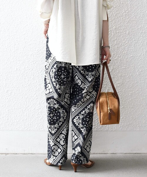 SHIPS any(シップス エニィ)の「SHIPS any:〈洗濯機可能〉バンダナ プリント イージー ワイド パンツ(デニムパンツ・レディース・ブラック/ブルー・ONE SIZE)」の7枚目の写真