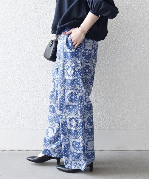 SHIPS any(シップス エニィ)の「SHIPS any:〈洗濯機可能〉バンダナ プリント イージー ワイド パンツ(デニムパンツ・レディース・ブラック/ブルー・ONE SIZE)」の14枚目の写真