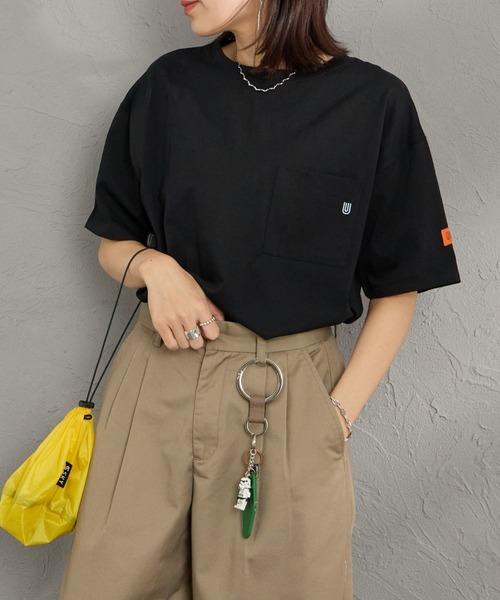 UNIVERSAL OVERALL（ユニバーサルオーバーオール）の「[UNIVERSAL OVERALL/ユニバーサルオーバーオール] 別注 ワイドシルエット ポケットTシャツ【追加】（Tシャツ/カットソー・レディース・ブラック/ブラウン系/ブラック系/ホワイト/ベージュ系・F）」の3枚目の写真