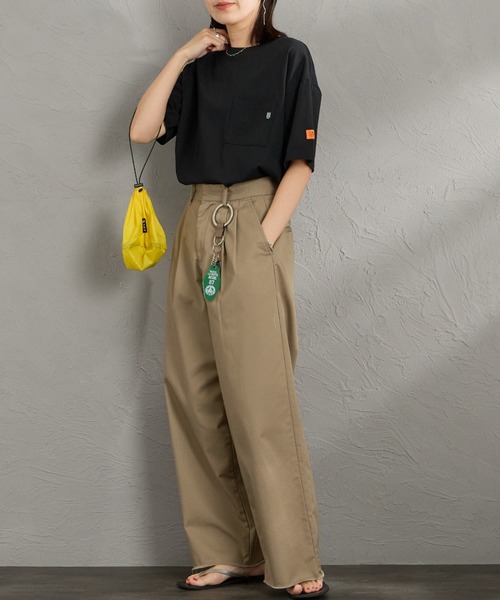 UNIVERSAL OVERALL（ユニバーサルオーバーオール）の「[UNIVERSAL OVERALL/ユニバーサルオーバーオール] 別注 ワイドシルエット ポケットTシャツ【追加】（Tシャツ/カットソー・レディース・ブラック/ブラウン系/ブラック系/ホワイト/ベージュ系・F）」の7枚目の写真