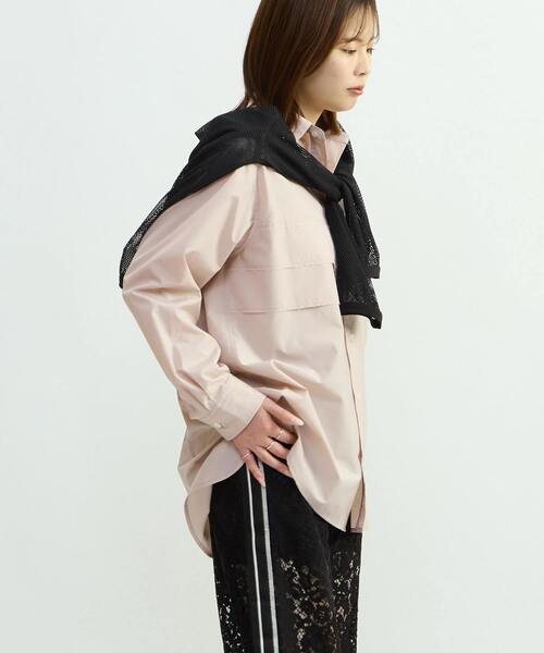 CONVERSE TOKYO(コンバーストウキョウ)の「TUCK CUT-OFF BOX SHIRT(シャツ/ブラウス・レディース・ネイビー/ピンク/オフホワイト・MEDIUM/SMALL)」の3枚目の写真