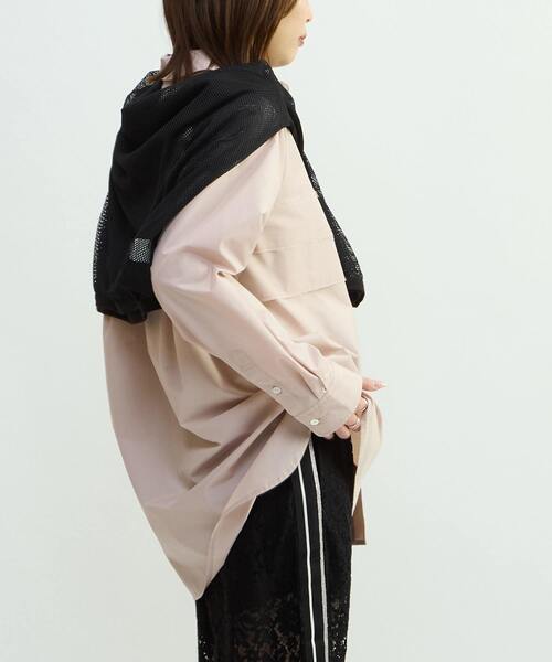 CONVERSE TOKYO(コンバーストウキョウ)の「TUCK CUT-OFF BOX SHIRT(シャツ/ブラウス・レディース・ネイビー/ピンク/オフホワイト・MEDIUM/SMALL)」の4枚目の写真