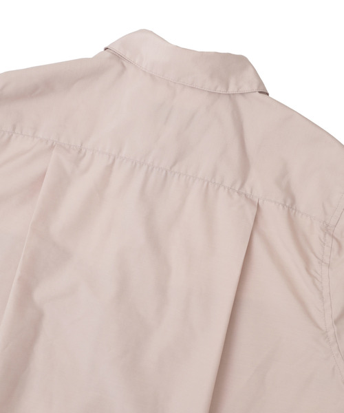 CONVERSE TOKYO(コンバーストウキョウ)の「TUCK CUT-OFF BOX SHIRT(シャツ/ブラウス・レディース・ネイビー/ピンク/オフホワイト・MEDIUM/SMALL)」の19枚目の写真