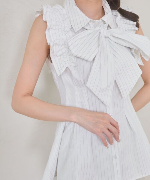 MAJESTIC LEGON(マジェスティックレゴン)の「ショルダーフリルノースリーブブラウス(シャツ/ブラウス・レディース・ブルー/オフホワイト/グレー系その他/ホワイト系その他2・MEDIUM)」の10枚目の写真