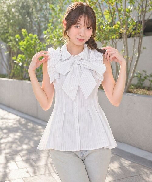 MAJESTIC LEGON(マジェスティックレゴン)の「ショルダーフリルノースリーブブラウス(シャツ/ブラウス・レディース・ブルー/オフホワイト/グレー系その他/ホワイト系その他2・MEDIUM)」の11枚目の写真